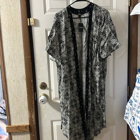 TORRID Challis Dolman Shirttail Kimono: BLACK/WHITE: NEW WITH TAGS: SIZE 2 - Picture 2 of 5